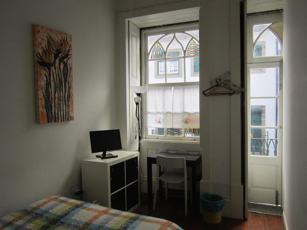 Quarto Duplo com Banheiro Compartilhado e Varanda.